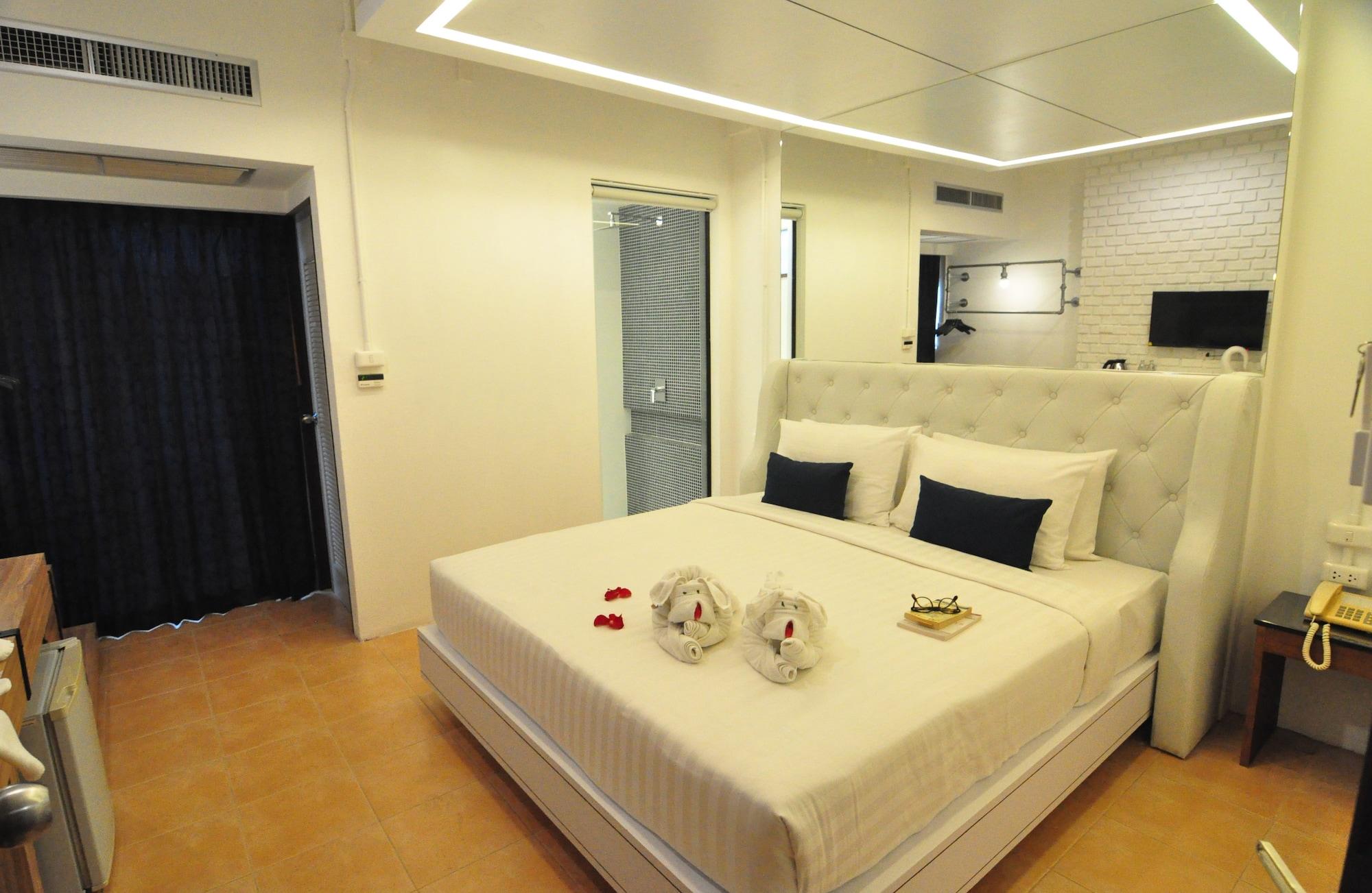 Forty Winks Phuket Hotel Patong Exterior photo