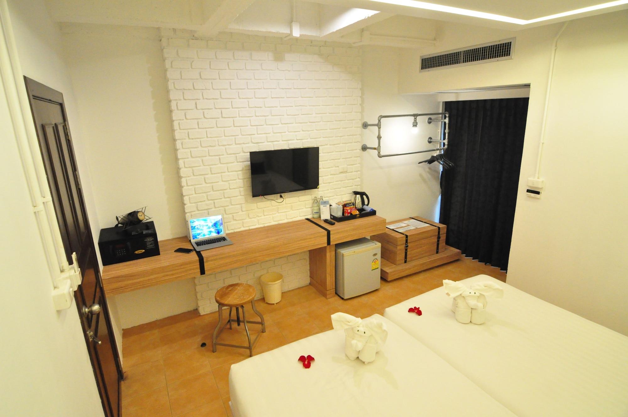 Forty Winks Phuket Hotel Patong Exterior photo