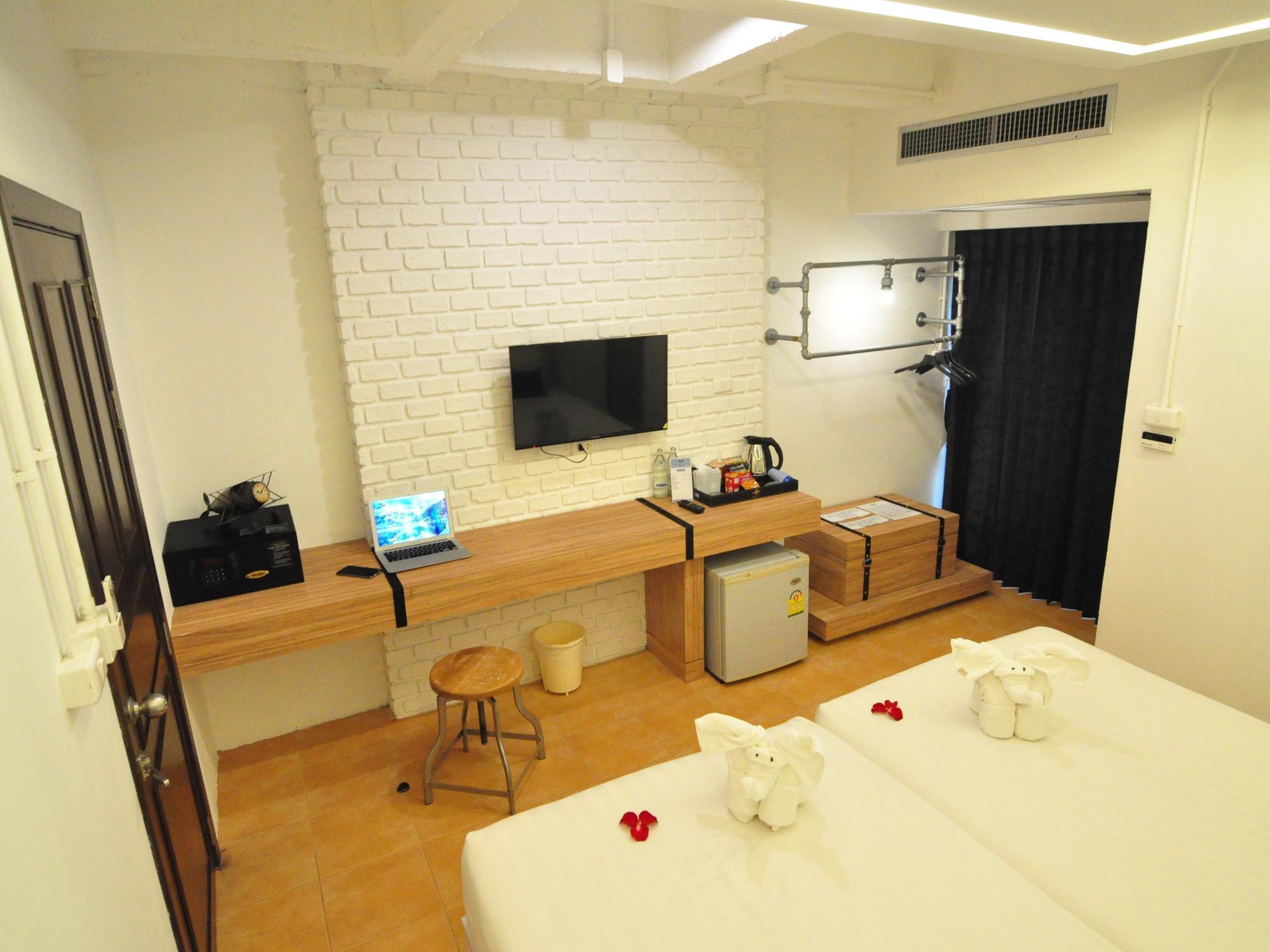 Forty Winks Phuket Hotel Patong Exterior photo